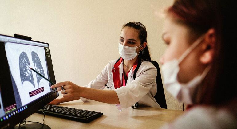 医生查看肺结核患者胸片。